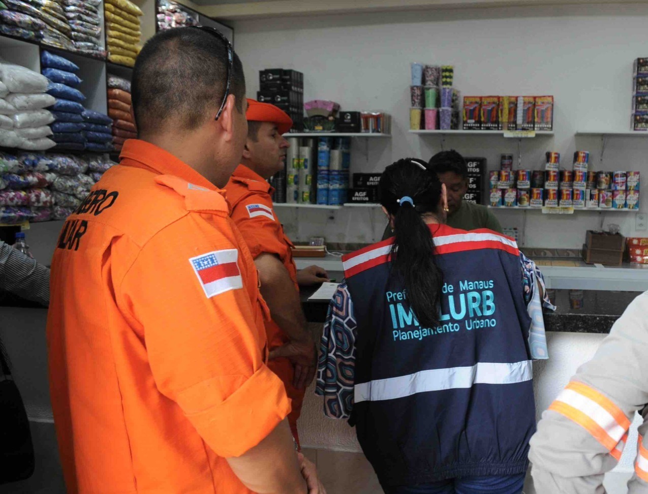 Festas de fim de ano: Corpo de Bombeiros destaca importância do manuseio correto de fogos de artifício