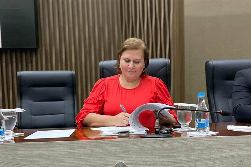 Projeto de Yomara Lins assegura prioridade de matrícula escolar para pais solo