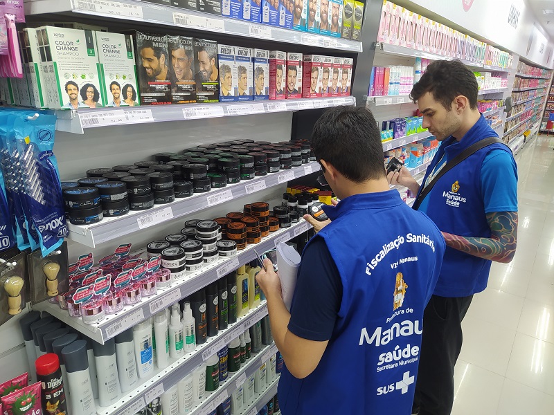 Visa Manaus inspeciona pontos de venda de pomadas modeladoras para garantir segurança da população no Carnaval