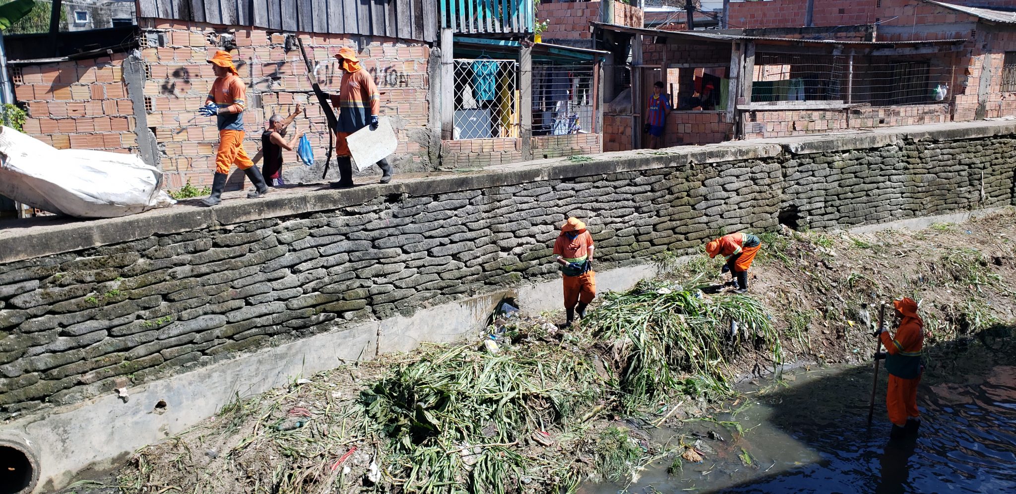 Prefeitura de Manaus realiza limpeza em igarapé do bairro Petrópolis