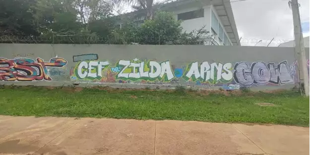 Aluno é esfaqueado em frente de escola e fica em estado grave