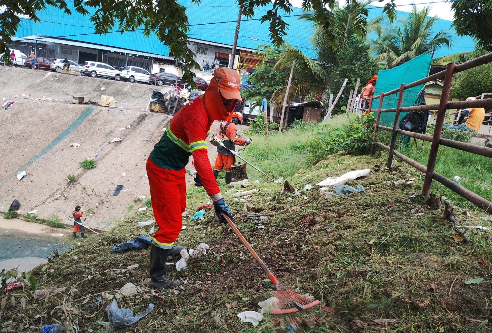 Prefeitura realiza operação ‘Calçada Livre’ na avenida Tefé para garantir mobilidade dos pedestres
