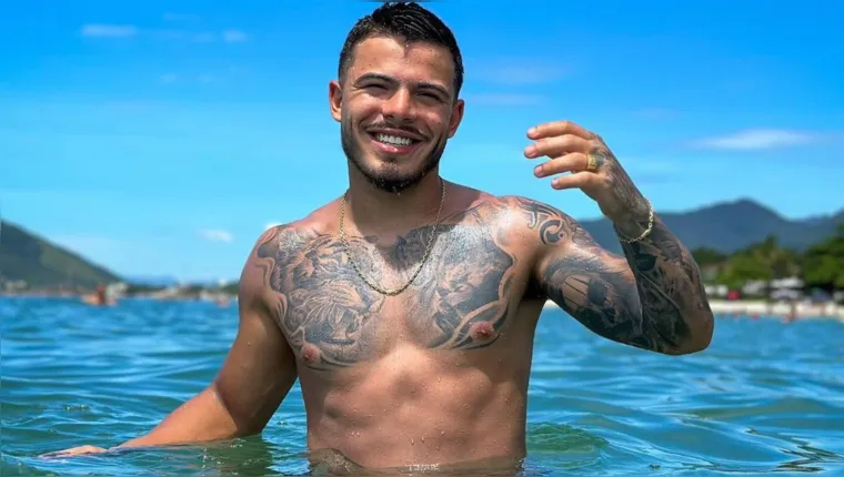 Ex-A Fazenda lucra vendendo cueca usada e meias usadas