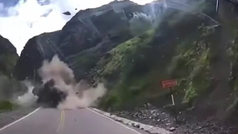 Pedras gigantes despencam de montanha e esmagam caminhões no Peru; assista