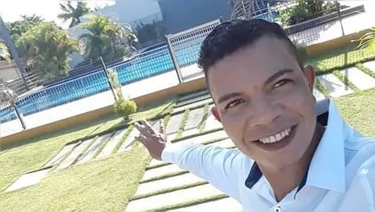 Professor é notado morto de pé encostado em balcão de bar