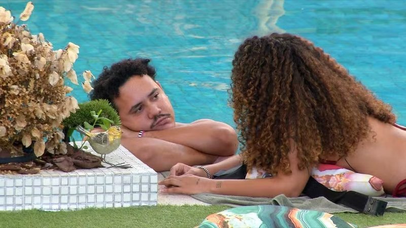 Lucas Henrique elogia Pitel na piscina do BBB 24: ‘Na câmera, você tá bonita’