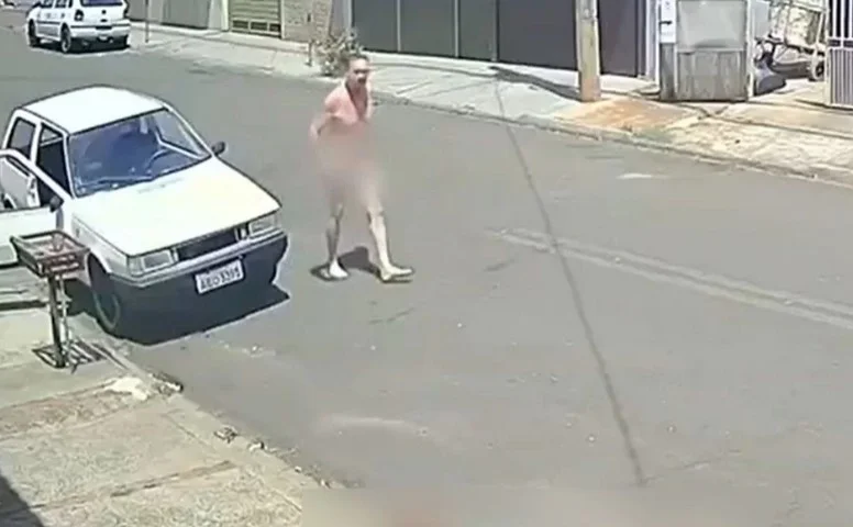 Homem peladão assassina enteado com golpes de facadas no meio da rua