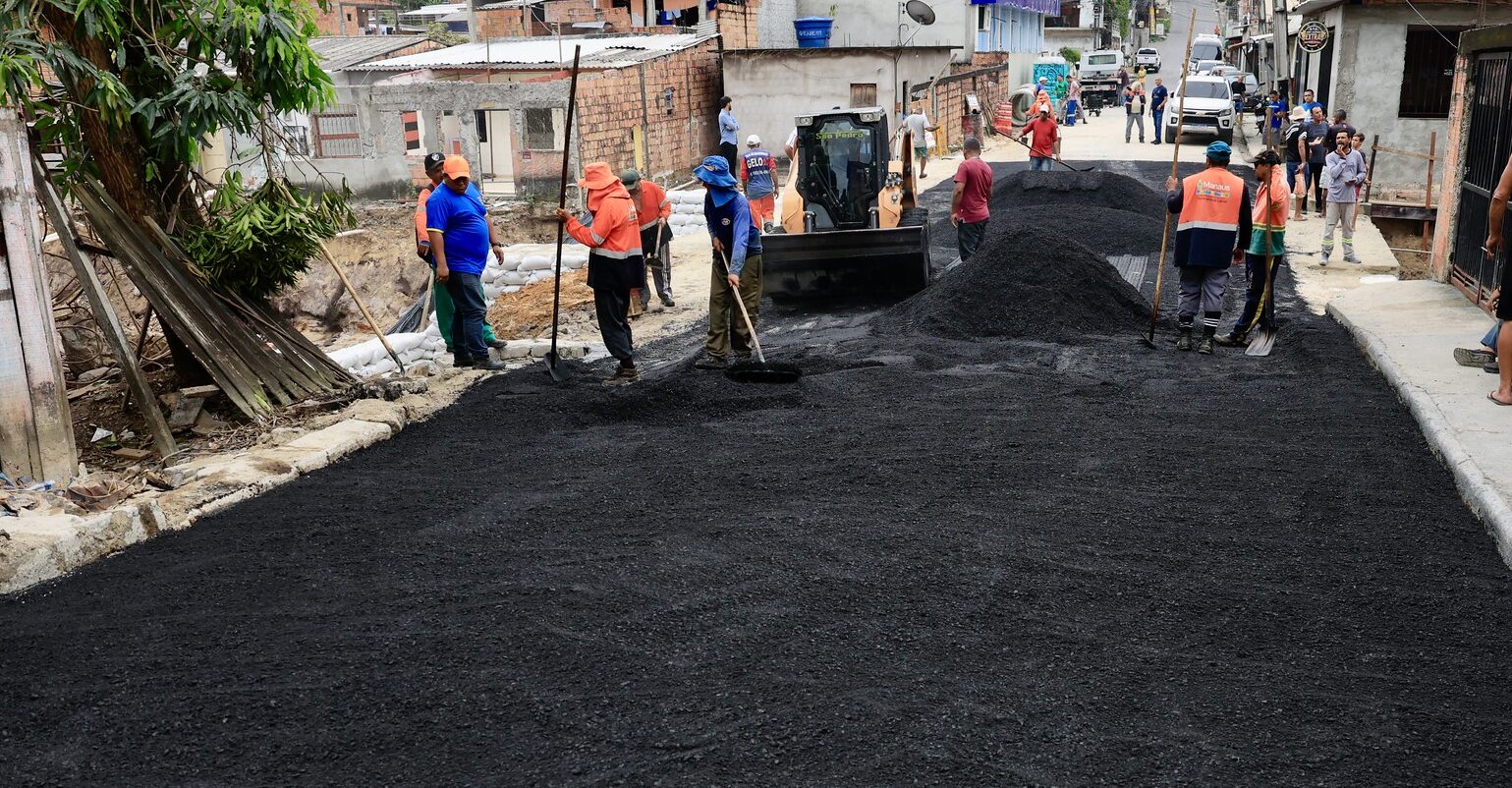 Ponte em rua do bairro São José é reconstruída pela prefeitura sobre duas linhas com 20 aduelas em concreto armado