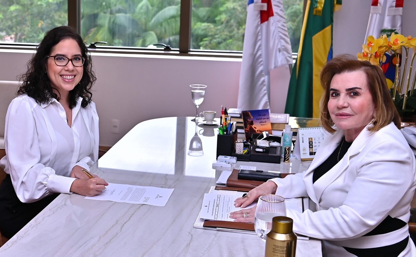 Presidente do TCE-AM empossa nova auditora técnica de controle externo