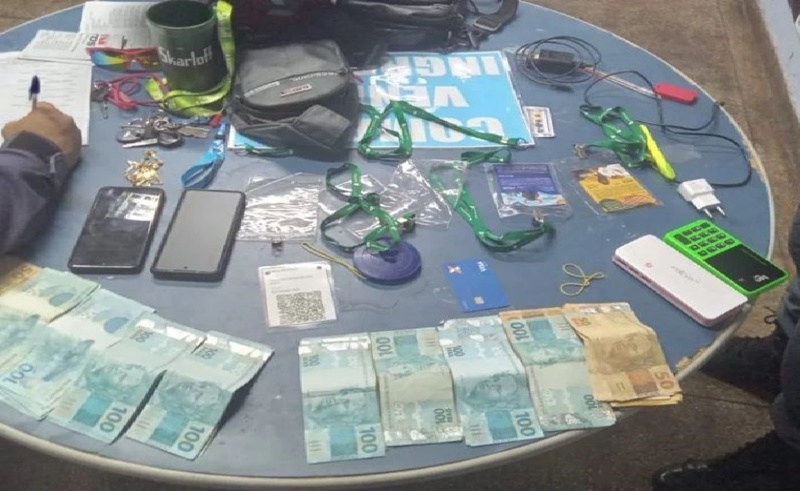 Dupla é presa vendendo pulseiras da Festa dos Visitantes em Parintins