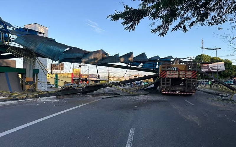Passarela da avenida Torquato Tapajós desaba após ser atingida por carreta