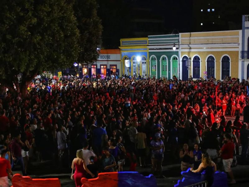 Última noite do Festival de Parintins arrasta multidão no Largo São Sebastião