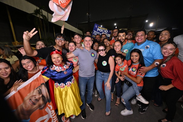 Avenida do Samba é tomada por ‘onda laranja’ em apoio à campanha de David Almeida em Manaus