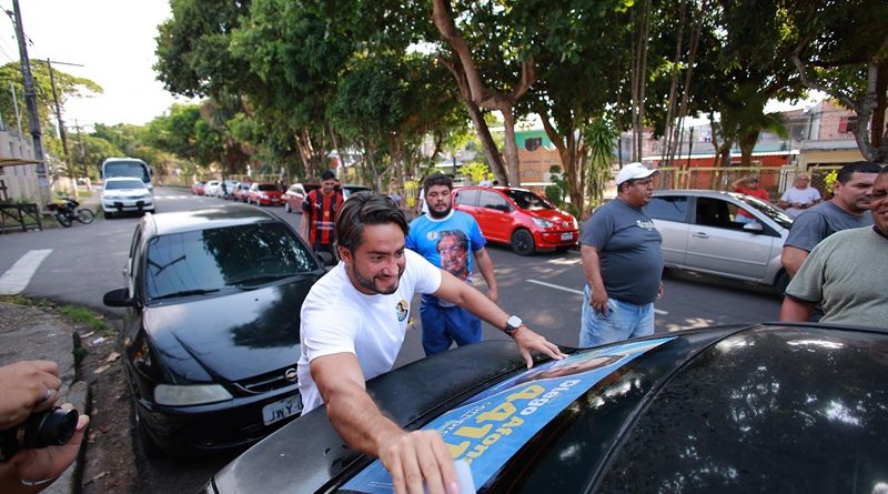 Diego Afonso dá início a sua campanha e realiza adesivaço, em Manaus