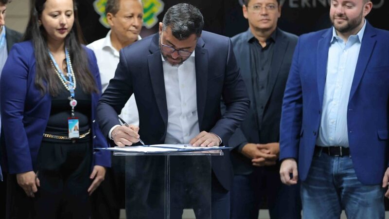 Fausto Santos Jr acompanhou o Governador Wilson Lima na assinatura do contrato de construção de residencial do Amazonas Meu Lar no Novo Aleixo