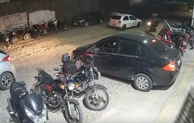 Veja momento em que casal é metralhado por mais de 10 bandidos