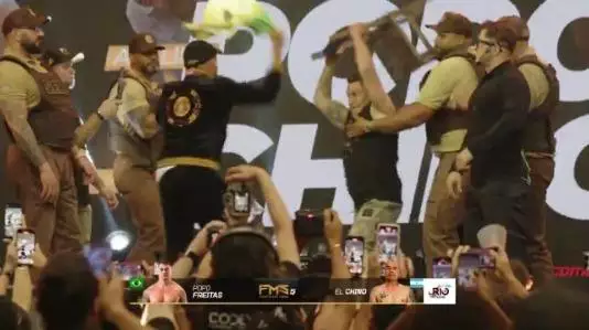 Popó dá cadeirada em lutador argentino durante encarada de evento de boxe em São Paulo