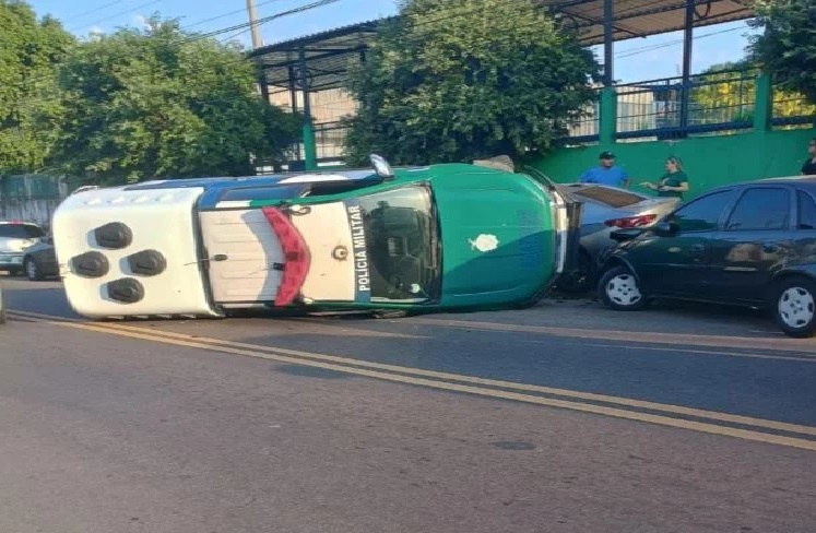 Viatura é danificada após capotar em Manaus