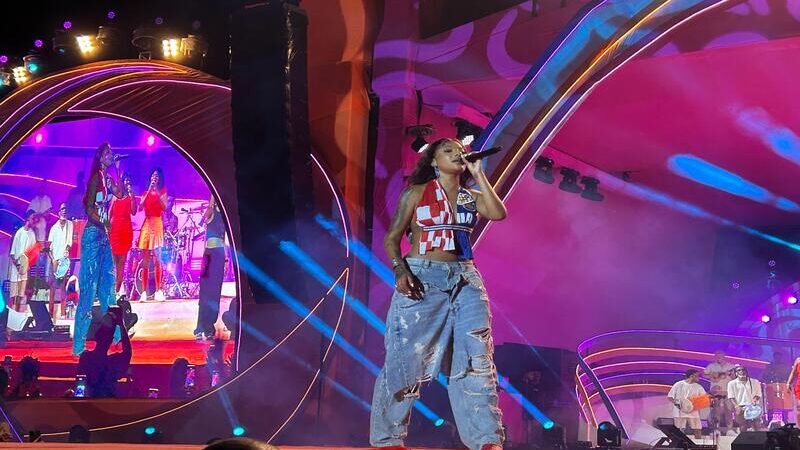 Confusão e gritaria: Ludmilla interrompe show e dá lição de moral em meninas que estavam brig4ndo