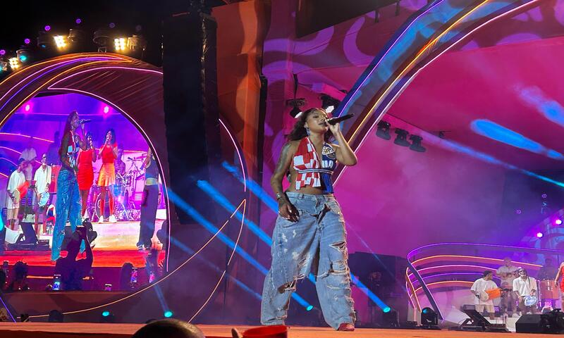 Confusão e gritaria: Ludmilla interrompe show e dá lição de moral em meninas que estavam brig4ndo