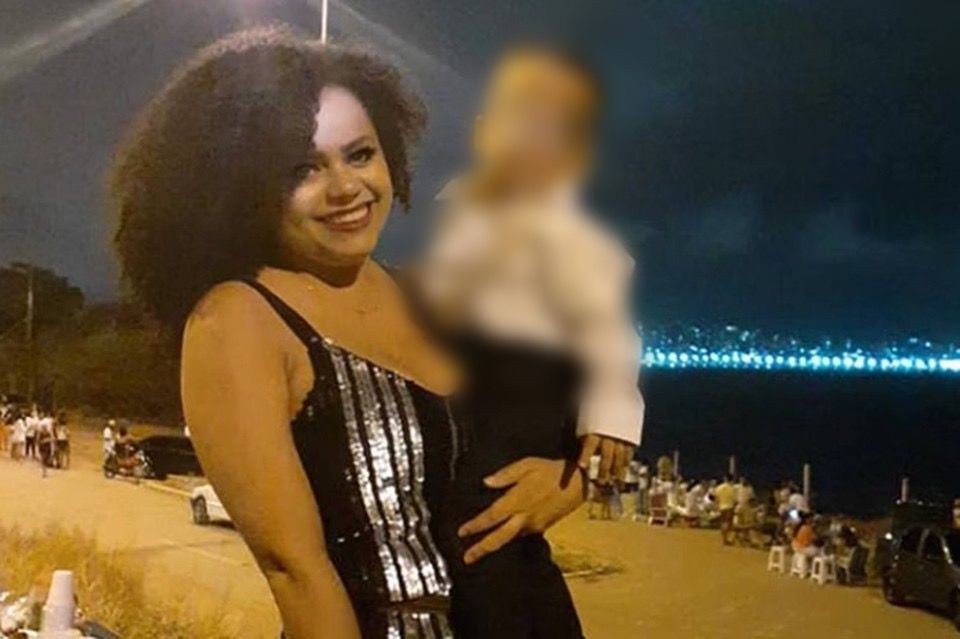 Corpo de mãe que decapitou o filho é desenterrado e queimado 