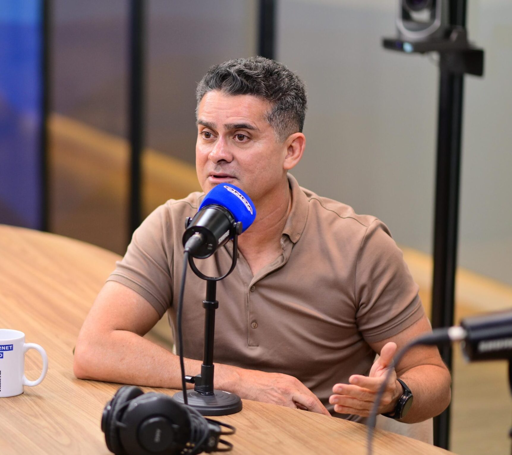 Não resolve a data base dos colegas da polícia, vai resolver os problemas de Manaus?”, afirma David Almeida sobre Alberto Neto