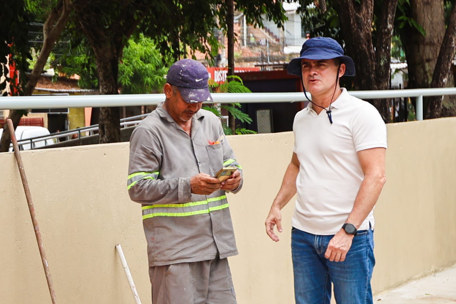 Prefeito David Almeida vistoria ajustes finais do viaduto Márcio Souza