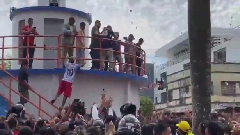 Candidato a prefeito Raione Cabral joga dinheiro para eleitores em Coari; vídeo