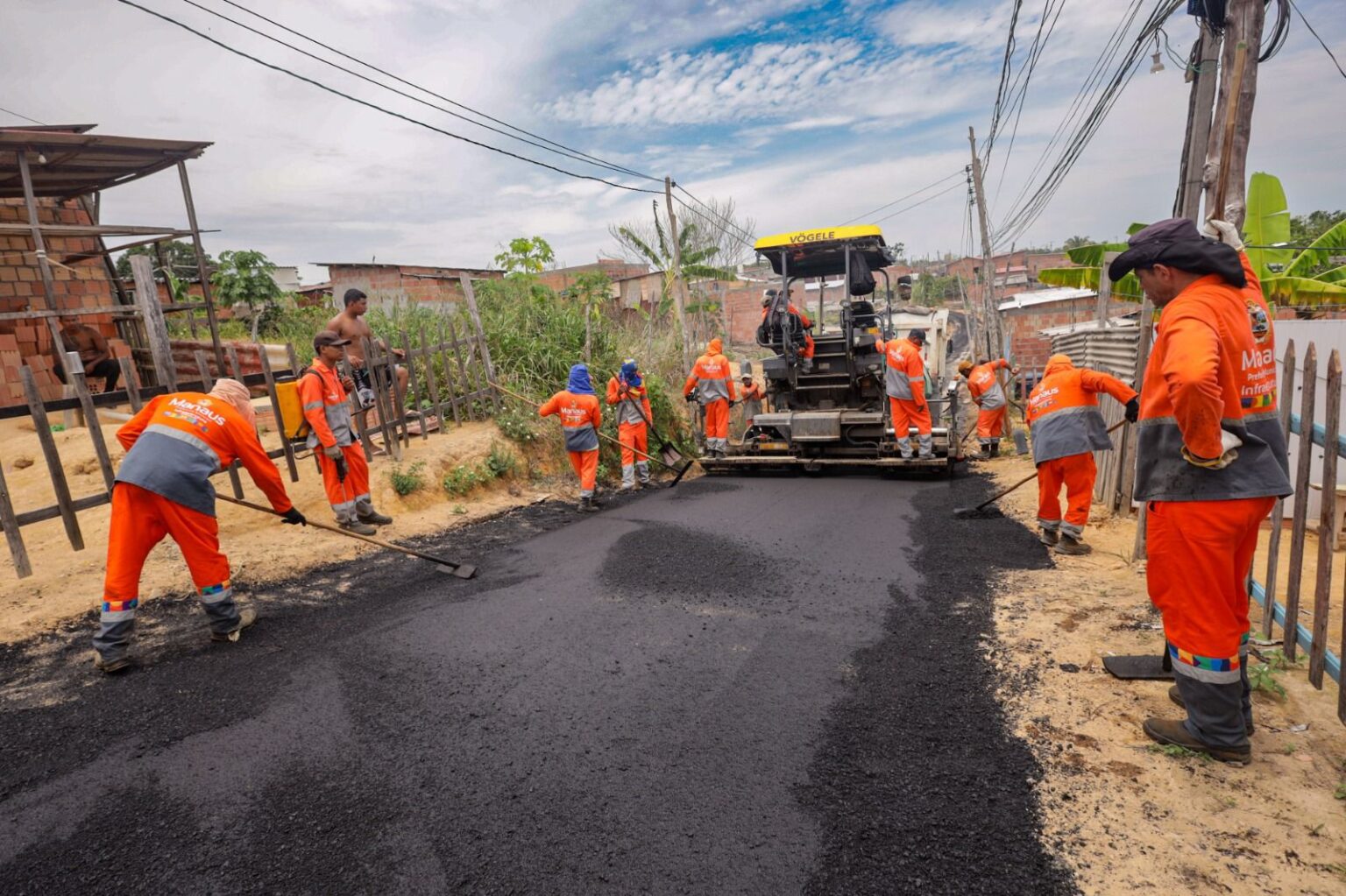 Rua Cumaru no bairro Jorge Teixeira recebe serviços inéditos de pavimentação