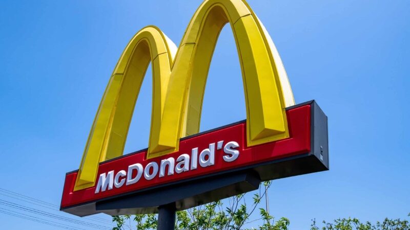 Sanduíche do McDonald’s causa surto da bactéria nos EUA; uma pessoa morre e dez são internadas