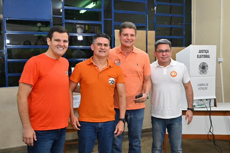 Renato Junior vota na Escola Petrônio Portella, defende democracia e revela otimismo sobre resultado nas urnas