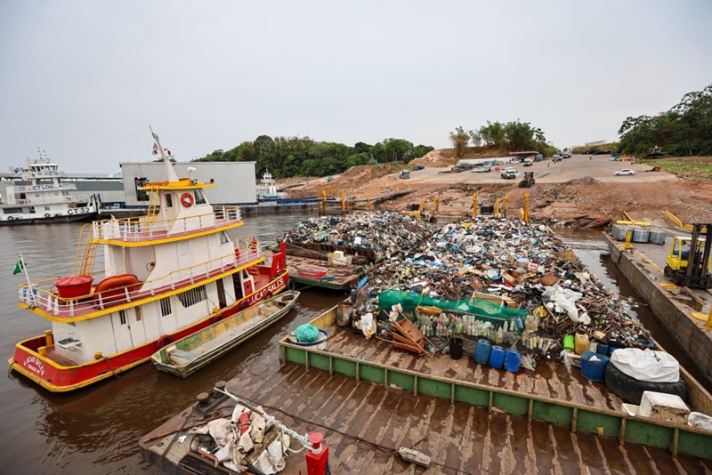 Prefeitura de Manaus retira mais de 195 toneladas de lixo da orla dos rios em operação de transbordo na Balsa Trairí