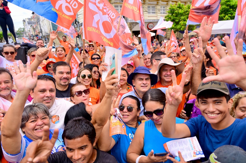 David Almeida recebe apoio da população durante visita à tradicional feira da Eduardo Ribeiro