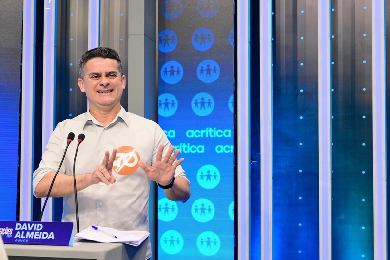 David Almeida mostra preparo e apresenta avanços na infraestrutura da capital em primeiro bloco de debate na TV A Crítica
