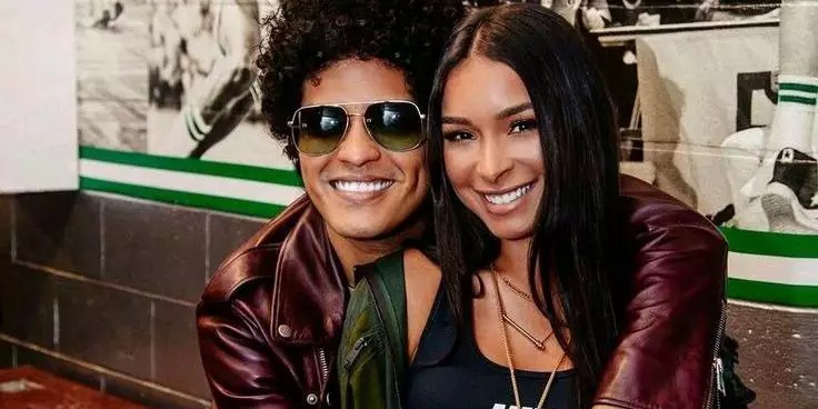 Bruno Mars revela término de namoro com Jessica Caban e anuncia: ‘Tô facinho’