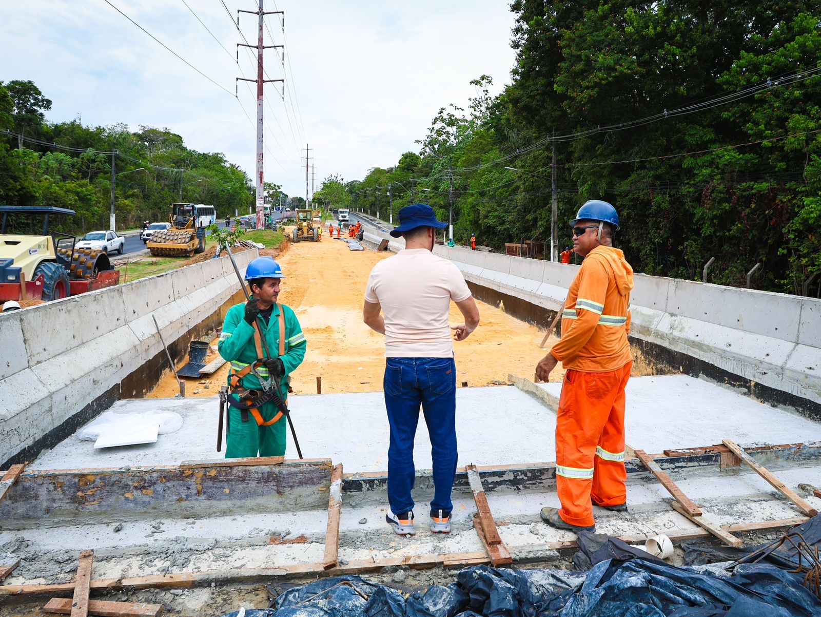 Prefeito David Almeida fiscaliza obras do viaduto Márcio Souza que sera entregue nos próximos dias