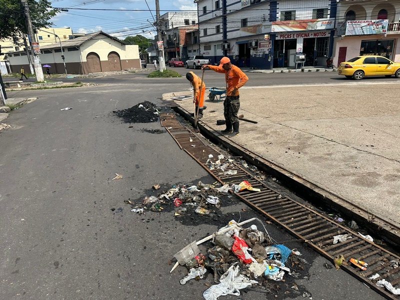 Prefeitura realiza serviço emergencial de limpeza e desobstrução de galerias de águas pluviais na zona Centro-Oeste de Manaus