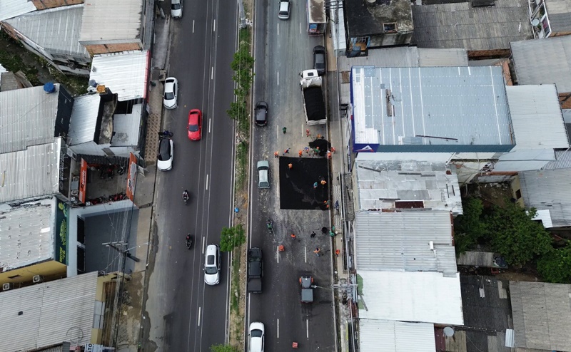 Prefeitura de Manaus aplica massa asfáltica no ponto da intervenção da avenida Autaz Mirim