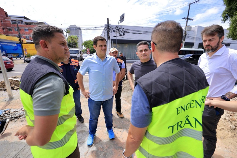Prefeito David Almeida fiscaliza intervenções viárias para melhorar fluidez e segurança no trânsito da cidade
