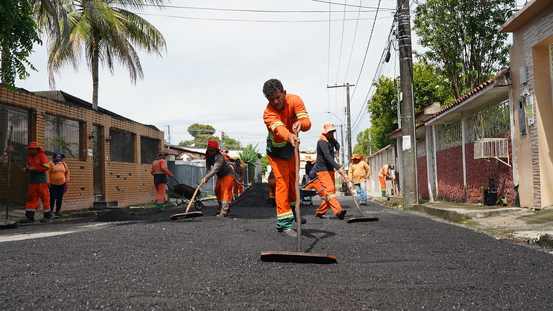 Prefeitura de Manaus aplica massa asfáltica em rua do bairro Aleixo para melhorar a trafegabilidade dos moradores