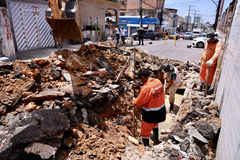 Prefeitura de Manaus atua na recuperação de uma rede de drenagem no bairro São Raimundo