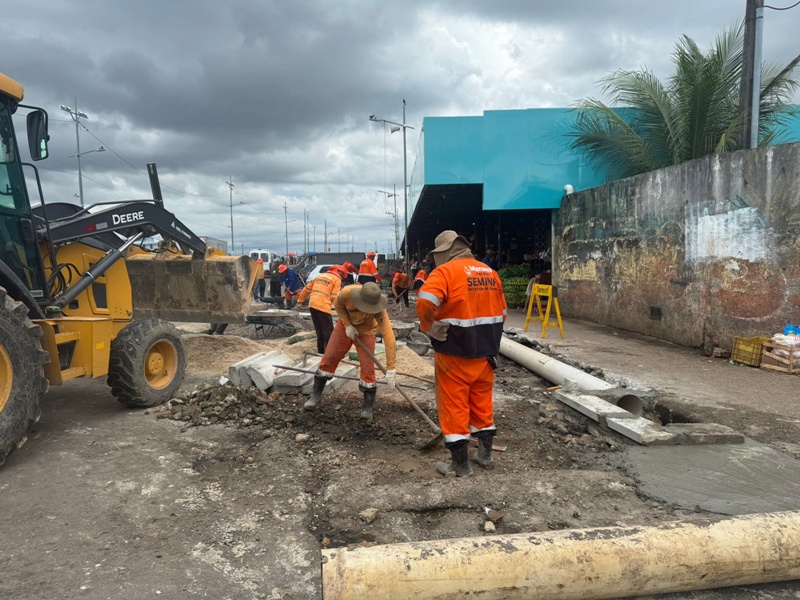 Prefeitura realiza obras de recuperação de calçada da feira Manaus Moderna