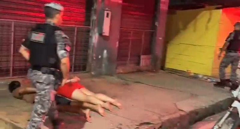 Casal tenta ‘tirar onda’ empinando moto na Zona Leste e vai pr3s0 pela Rocam