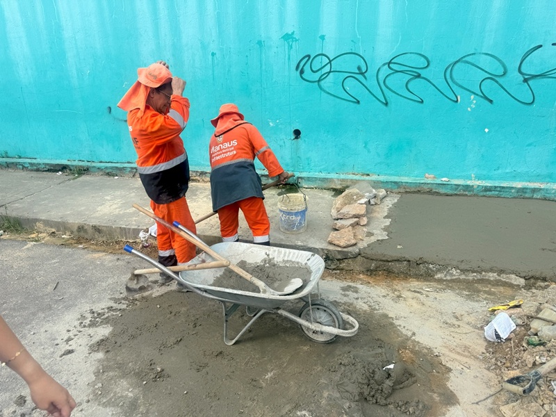 Prefeitura de Manaus realiza recuperação de calçada no bairro Alvorada