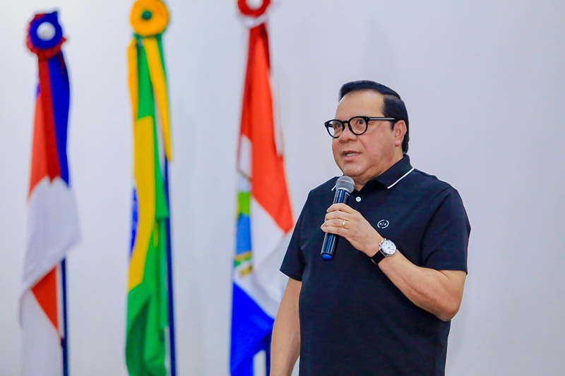 PREFEITO ADAIL PINHEIRO ANUNCIA REAJUSTE DE 16% PARA PROFESSORES E PEDAGOGOS DA REDE MUNICIPAL