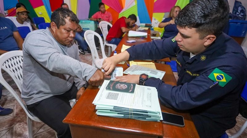 Catraieiros recebem habilitação fluvial após conclusão de curso em Coari