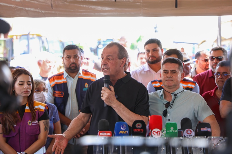 Senador Omar Aziz participa de lançamento de pacote de recapeamento de 67 ruas na zona Norte de Manaus