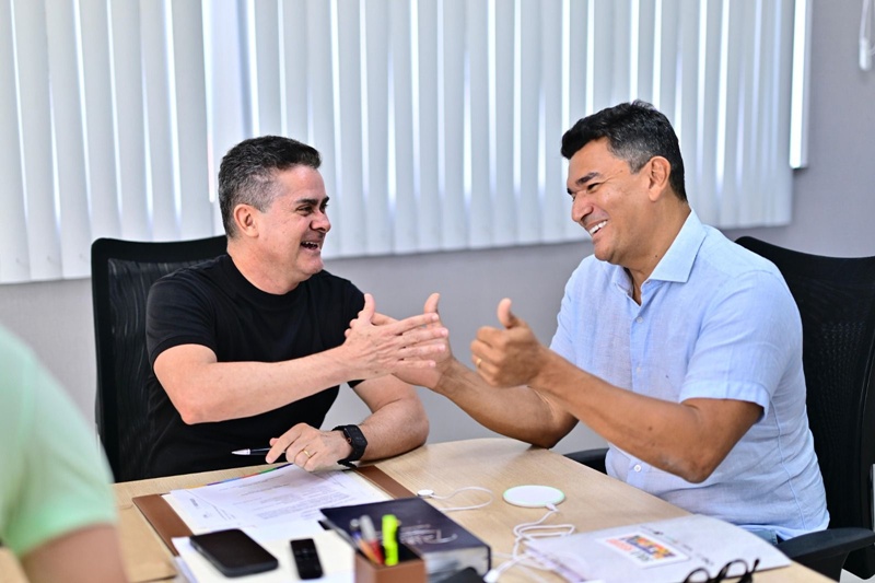 Prefeito David Almeida assina certidão histórica de regularização fundiária para bairros que aguardavam há mais de 100 anos