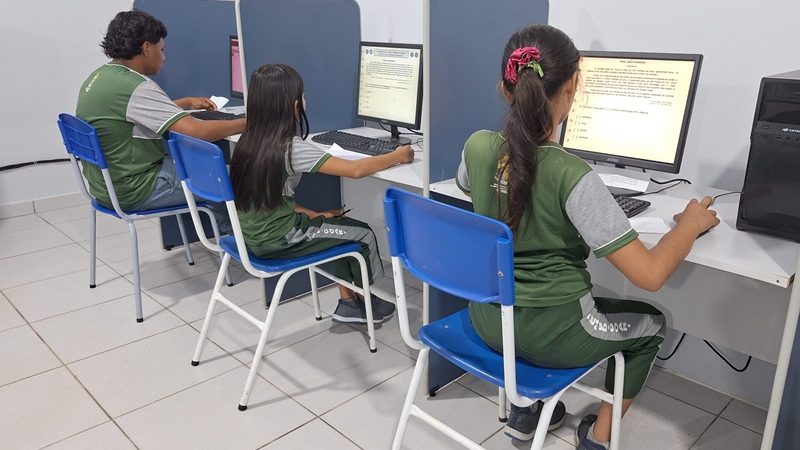 Prefeitura de Coari aplica simulado digital do SAEB com o uso de tecnologia educacional