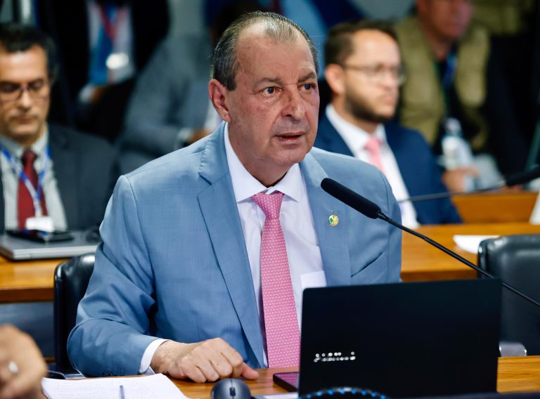 Retorno do recesso parlamentar coloca o nome de Omar Aziz em alta para presidir a CPMI do INSS